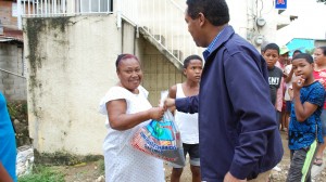 Nicolás Calderón mientras entrega raciones a familias de Puerto Plata.
