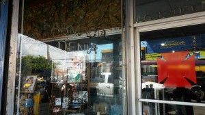 Uno de los establecimientos farmacéuticos allanados por autoridades.
