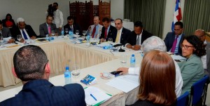 Comisión bicameral reunida con representantes de la sociedad civil.