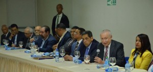 Rafael Alburquerque habla en reunión del Senado con partidos políticos.