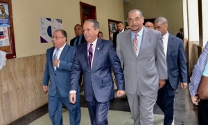 Reinaldo Pared Pérez acompañado de otros dirigentes del PLD en el Palacio de Justicia de Ciudad.