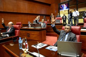 Senadores durante la sesión en la que aprobaron la ley contra lavado de activos.