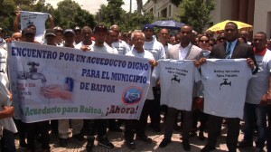 Alcalde y comunitarios de Baitoa reclaman en Palacio construcción de acueducto