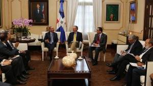 El presidente Danilo Medina conversa con funcionarios que construyen centros educativos.