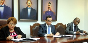 Alejandrina Germán, Andrés Navarro y Andrés de Las Mercedes firmaron el convenio.