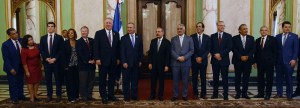 Danilo Medina acompañado de congresistas de Estados Unidos y de funcionarios de su Gobierno.