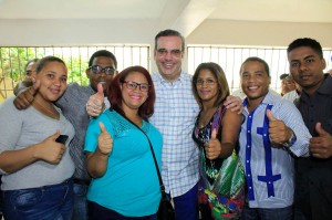 Luis Abinader acompañado de dirigentes del PRM en Santo Domingo Oeste.
