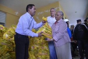 Nicolás Calderón entrega a anciana.