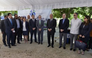 Enrique Ramírez acompañado de funcionarios de Aduanas y el sector cigarrillero.