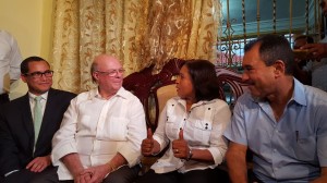 Hipólito Mejía recibe apoyo de Miledys Suero y su esposo el ex legislador Ramón Durán.