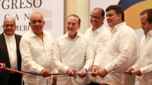 Ignacio Méndez corta la cinta de la inauguración de actividad en Puerto Plata.