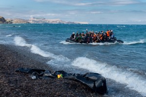 Llegada de una balsa con decenas de refugiados a las costas de Lesbos, en Grecia.