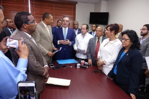 Luis Abinader habla en encuentro con senadores del PRM.