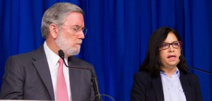 Roberto Rodríguez Marchena y Maira Jiménez, directora de Banca Solidaria.