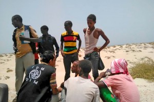 Trabajadores de la OIM asisten a migrantes Somalíes y Etíopes que fueron forzados a lanzarse al mar.