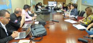 Funcionarios de Salud discuten prevención de enfermedades.
