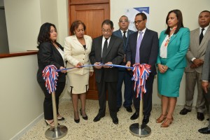 Mariano Germán corta cinta para inaugurar Juzgado de Trabajo.