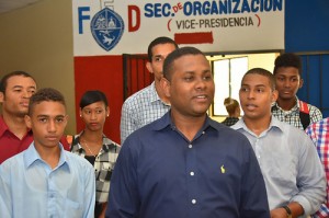 Rafaelito Valenzuela junto a otros dirigentes en la UASD.