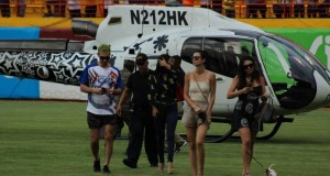 Karim Abu Naba’a acompañado con otras personas en aterrizaje en el estadio Cibao.