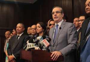 Luis Abinader habla en un encuentro con legisladores.
