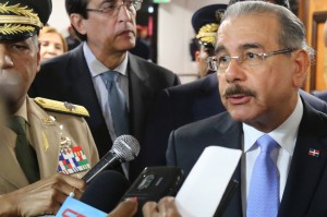 El presidente Danilo Medina habla con la prensa a su llegada de Suiza.