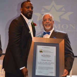 Alcalde Nelson Landestoy reconoce a Vladimir Guerrero.