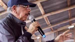 Danilo Medina habla a porcicultores y cacaocultores de SPM.