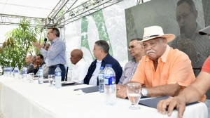 Ángel Estévez habla en reunión con productores de La Vega.