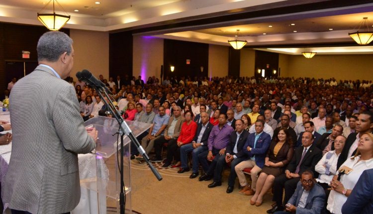 Leonel Fernández encabezó reunión con coordinadores.
