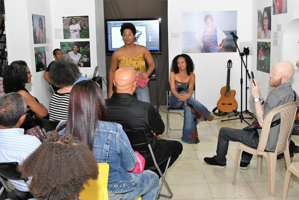 Petra Saviñón pone a circular poemario Retazos – paginaextra.com