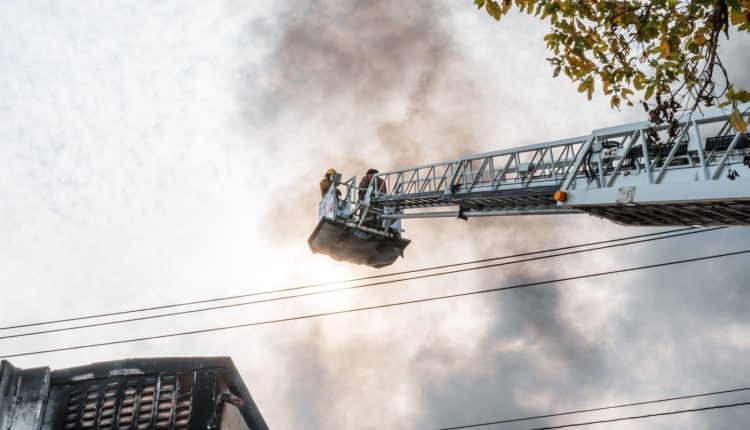 Bmberos en labores para soficar incendio en Colchones La Reina.