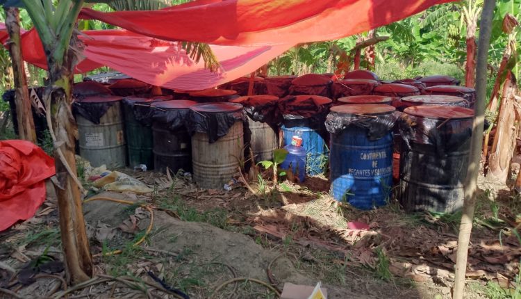 Fábrica clandestina de alcohol intervenida.