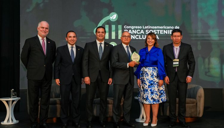 Ejecutivos del Banco Popular recibieron premio.
