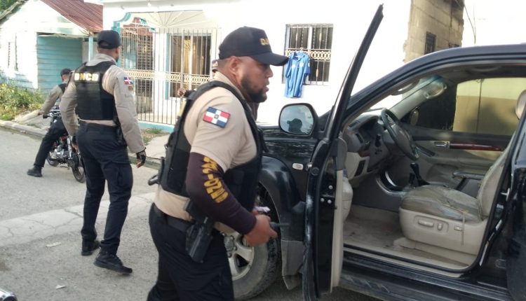 Agentes de la DNCD durante operativo en Baní, provincia Peravia.