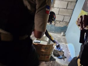 Agentes de la DNCD durante operativo en Baní, provincia Peravia.