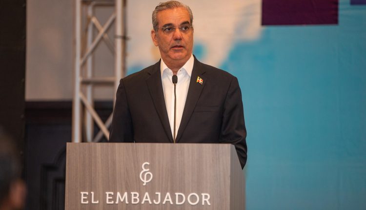 Luis Abinader habla en un desayuno de oración.