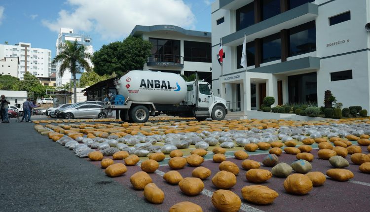 DNCD ofrece detalles de confiscación de marihuana en camión tranquero.