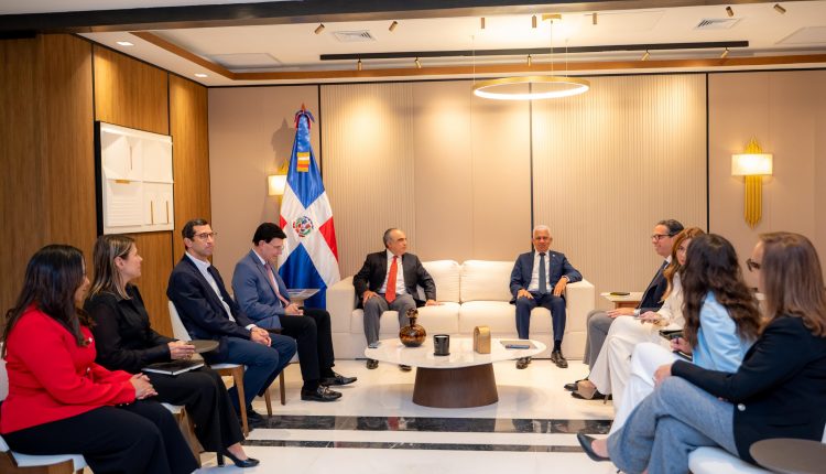 Representantes del Conep y del Senado en reunión.