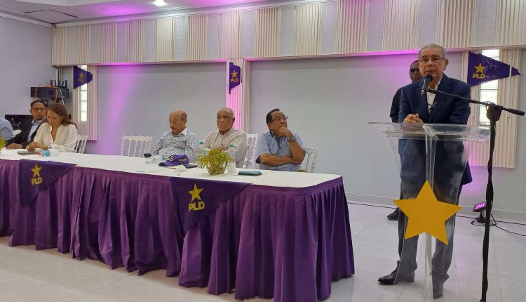 Danilo Medina habla en reunión del Comité Central en Barahona.