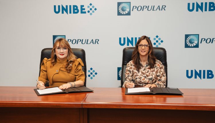 Antonia Antón de Hernández y Odile Camilo Vincent.