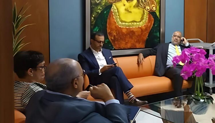 Antonio Espaillat y Maribel Espaillat en la Procuraduría junto a sus abogados.