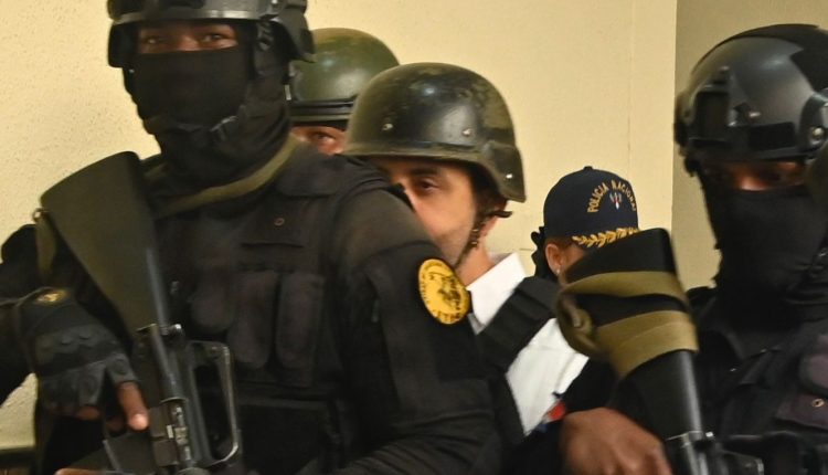 Antonio Espallait cuando es llevado a audiencia.