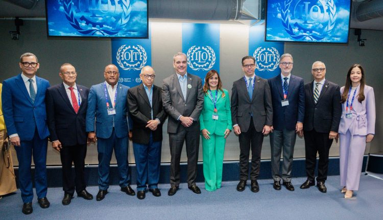 Los presidentes de la República y de la Copardom, Luis Abinader y Laura Peña Izquierdo, junto a la representación dominicana que participó en la conferencia de la OIT.
