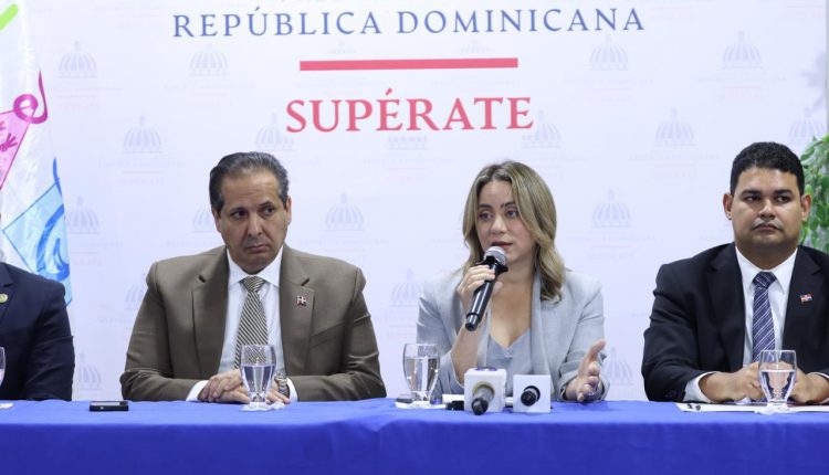 La directora general de Supérate, Gloria Reyes (al centro), junto al ministro de Salud Pública, Víctor Atallah, y el director del Siuben, Augusto de los Santos.