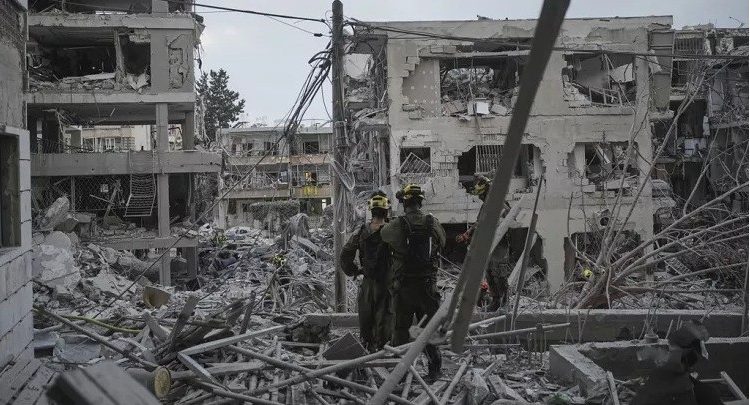 Tropas de Israel buscan sobrevivientes.