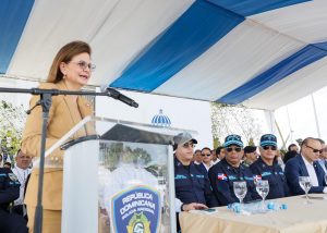 Raquel Peña habla en lanzamiento nuevo patrullaje en Santiago.