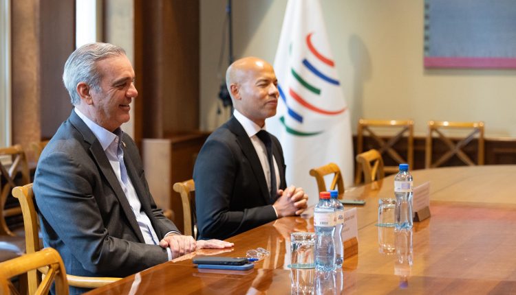 Abinader reunido con representantes de la OIM.