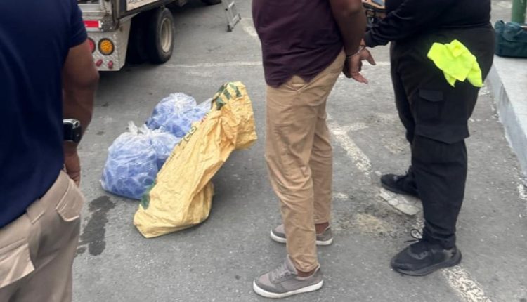 Hombre detenido en Baní con marihuana.