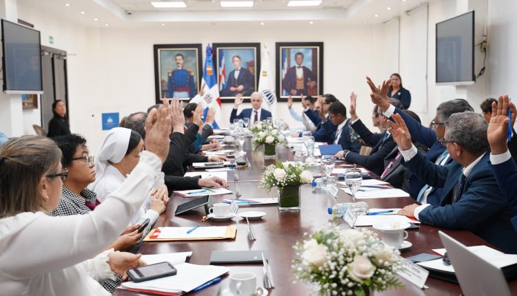 Primera reunión del ministro Luis Miguel De Camps con miembros del Consejo de Educación.