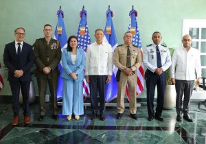 Representantes de la Embajada de Estados Unidos y de la Cancillería dominicana.